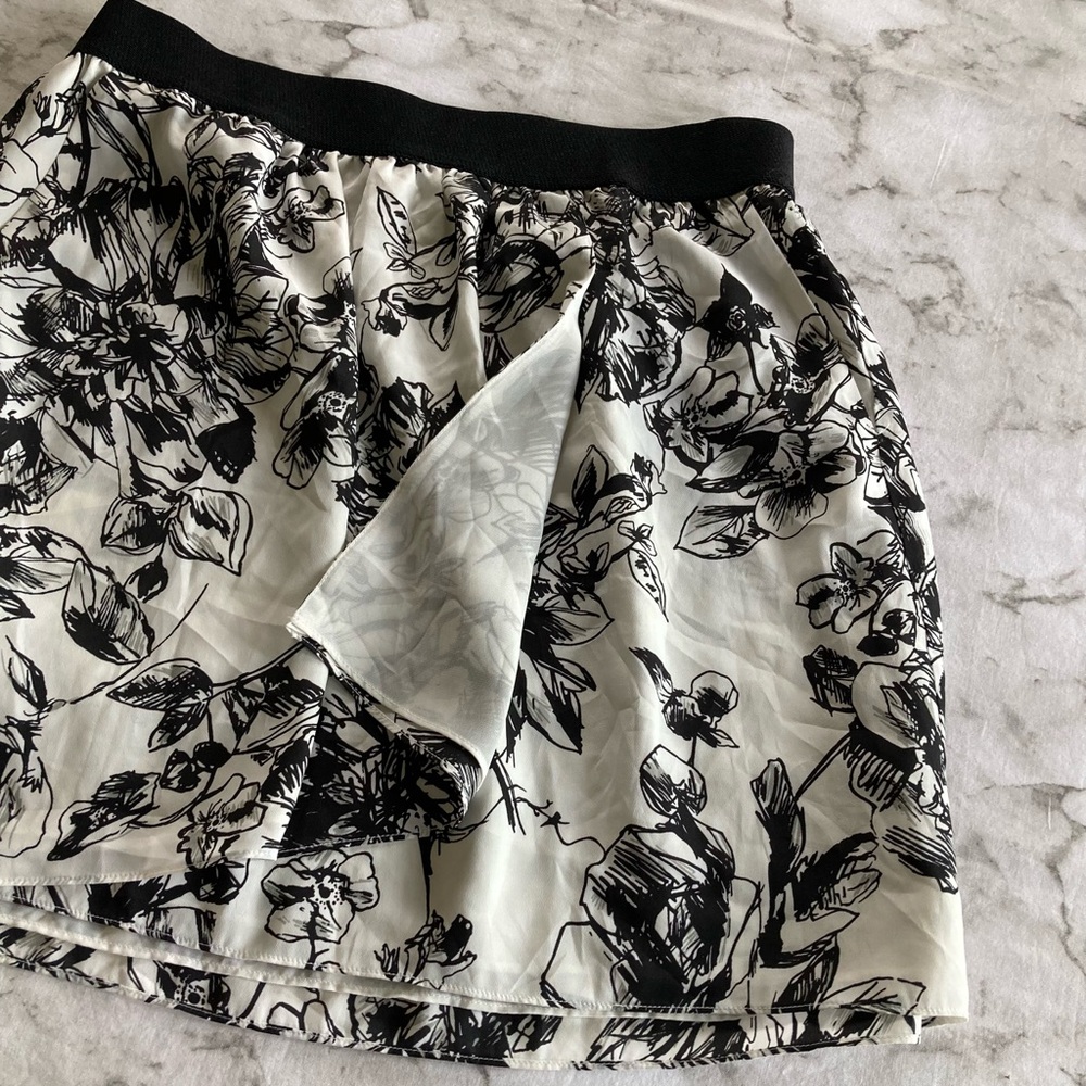 BCBG generation black and white skirt size L